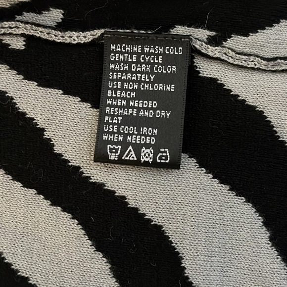 AUGUST SILK Drape Open Sleeveless Vest Animal Print, Size S - Picture 10 of 10